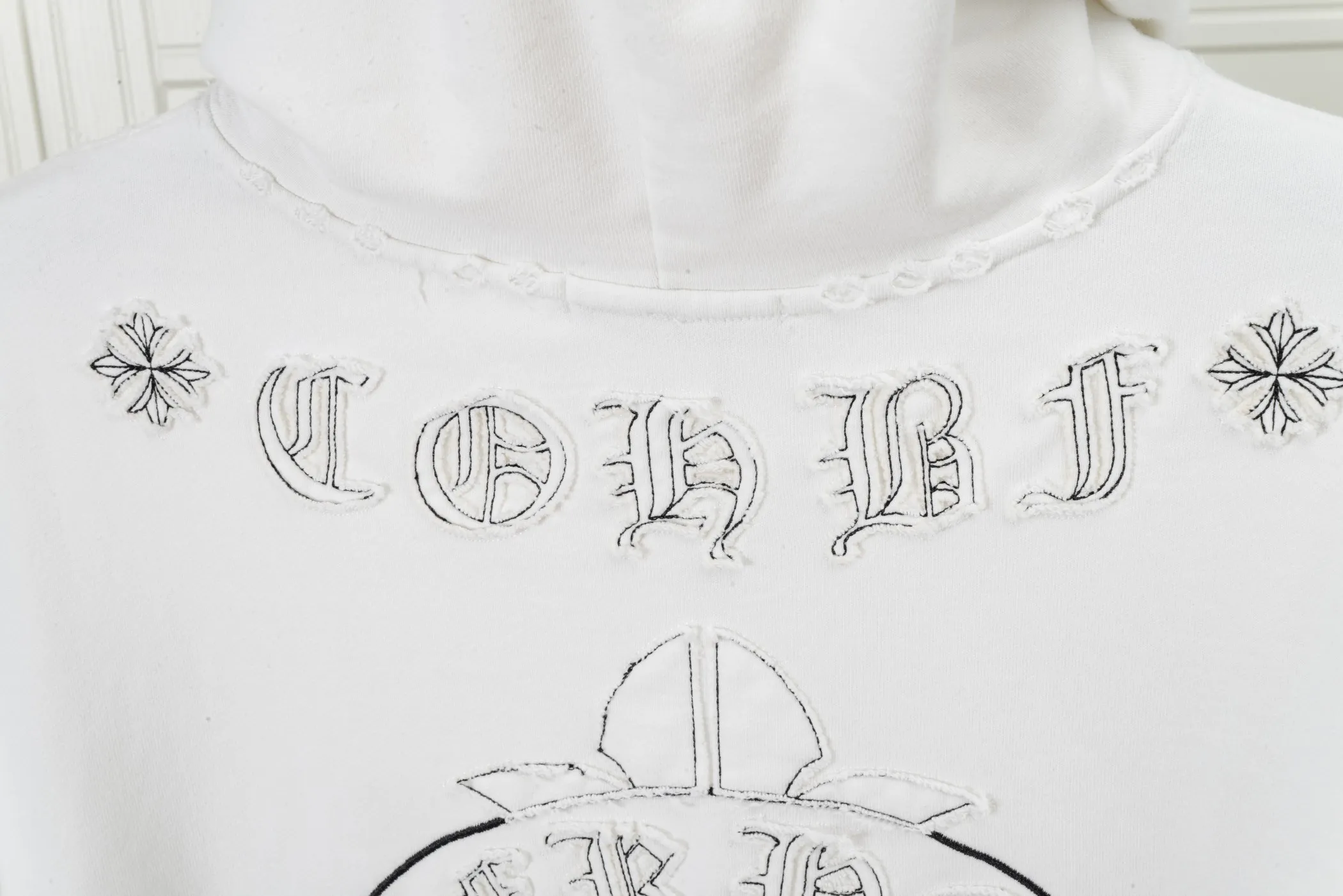 P320 𝗖𝗵𝗿𝗼𝗺𝗲 𝗛𝗲𝗮𝗿𝘁𝘀/Cro Heart 2025 Cross Patch Embroidery Summer New Original Single Counter American Acid Washed Distressed Laser Burnt Patch Embroidery Couple Casual Hooded Sweatshirt Customized fabric 440g tripe terry fabric! American acid-washed and distressed original fabric laser burnt ✟appliqué embroidery and exquisite embroidery of letters! The best-selling model at the counter. It is very comfortable to wear. It is low-key yet luxurious. It is very classy when worn. The large size and tailoring are needless to say. The upper body is exquisite and vivid. 👍High-end first-class materials. A truly palace-level product. The cotton from Turkey is of outstanding quality. After heavy washing, the clothes are very soft! Not picky, the upper body is absolutely stylish and extremely luxurious. Auxiliary materials: The original model has been authenticated and labeled ➕100% silk washed with water label. Genuine purchase-grade original hangtag➕matching hanging rope➕3D hanging beads➕original packaging bag. Craftsmanship: The original version has consistent wiring! The highest version of the armhole matching technique! Countless times of pattern making to 100% restore the original appearance! The correct version is the same for men and women, super eye-catching, super good-looking, and super atmospheric! Color: white, washed black, washed blue Size: XS-L